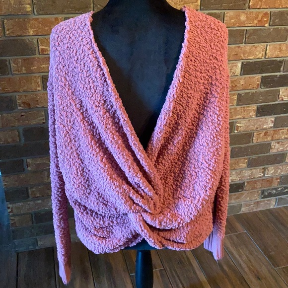 Size medium pink popcorn sweater with back open - Picture 3 of 4